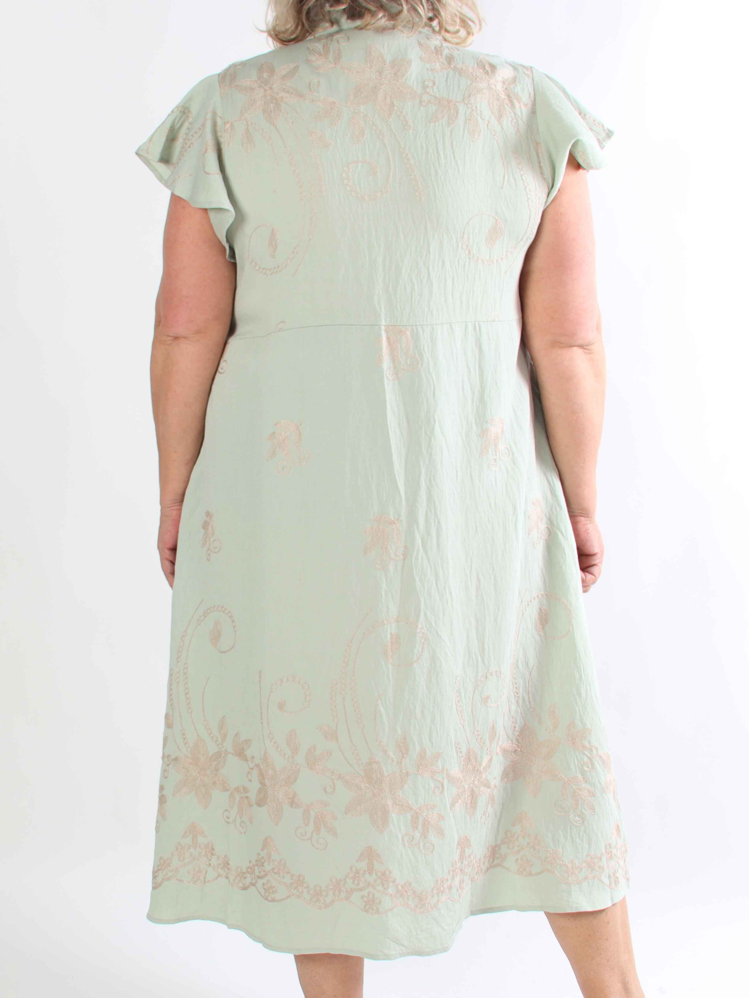 Marianne - Skjortekjole i viskose med broderede detaljer og flæseærmer.